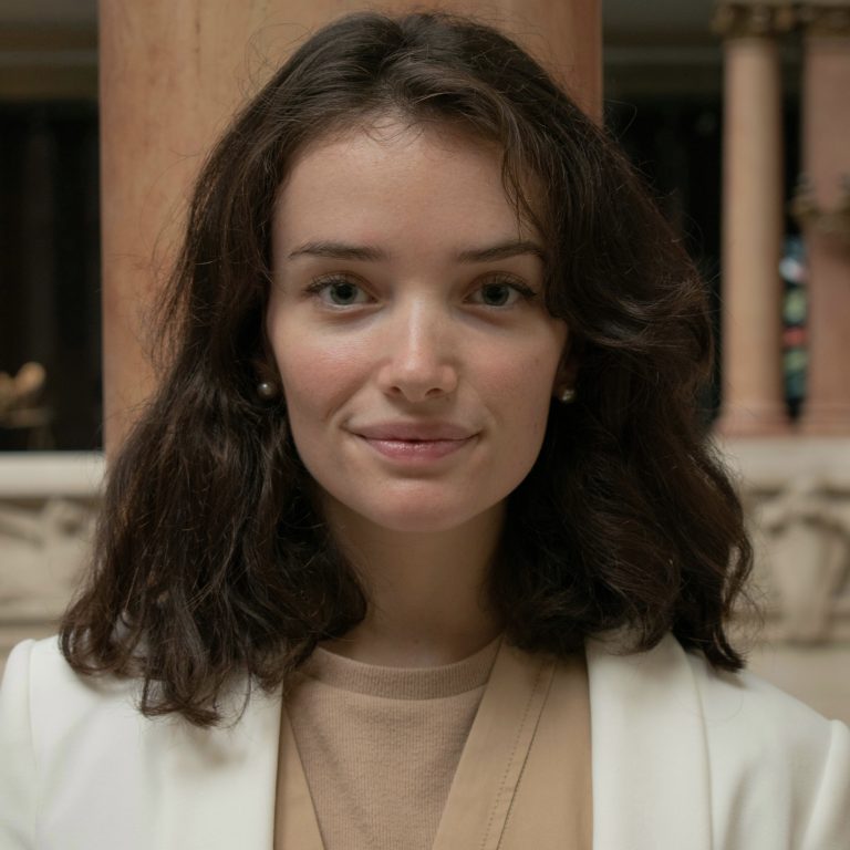 2020-Portrait-Laura