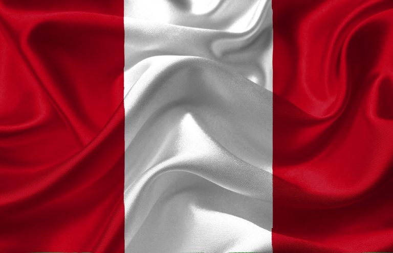 Une image contenant assis, table, chemise, alimentation Description générée automatiquement