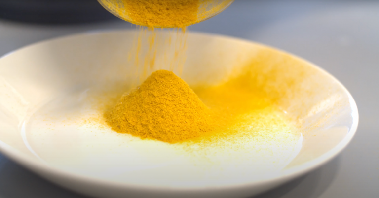 Une image contenant tasse, table, assiette, intérieur Description générée automatiquement