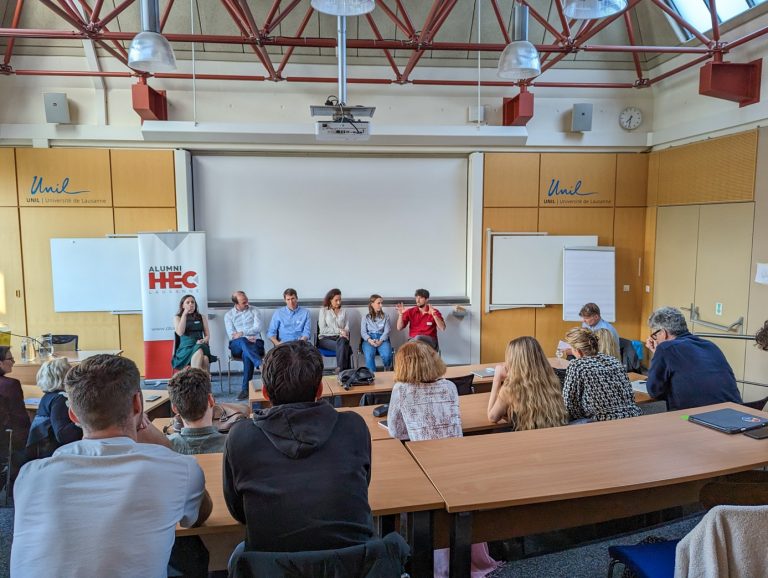 Une image contenant intérieur, habits, personne, meubles Description générée automatiquement