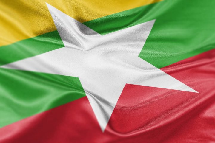 Une image contenant drapeau Description générée automatiquement