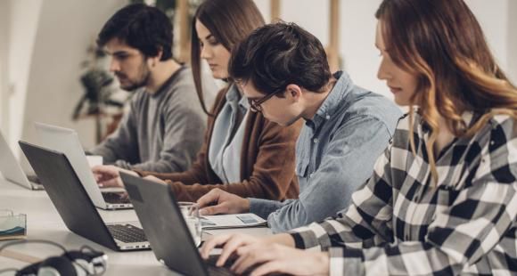 Une image contenant personne, habits, intérieur, ordinateur

Le contenu généré par l’IA peut être incorrect.