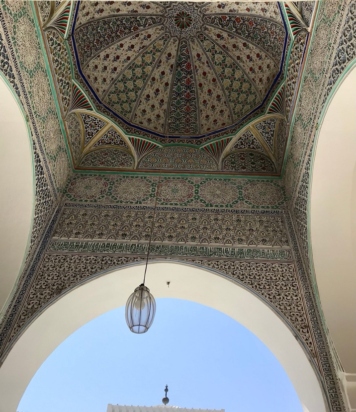 A ceiling with a light from the ceiling

AI-generated content may be incorrect.