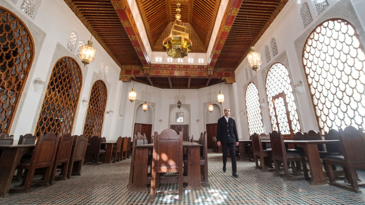 A person walking in a room

AI-generated content may be incorrect.