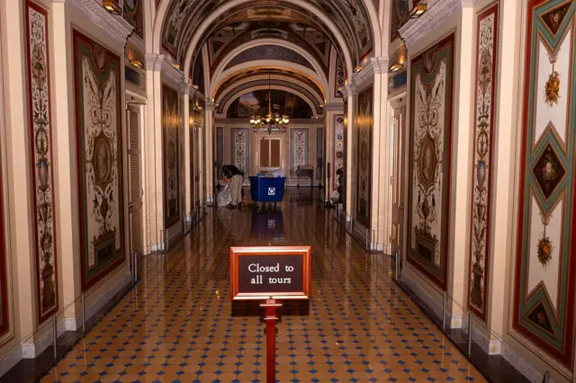 Des agents d'entretien sont aperçus peu après minuit au Capitole américain, le 1er octobre 2025, à Washington, DC. Le gouvernement a fermé ses portes tôt mercredi matin après l'échec du Congrès à conclure un accord de financement. (Photo par Kent Nishimura/Getty Images)
