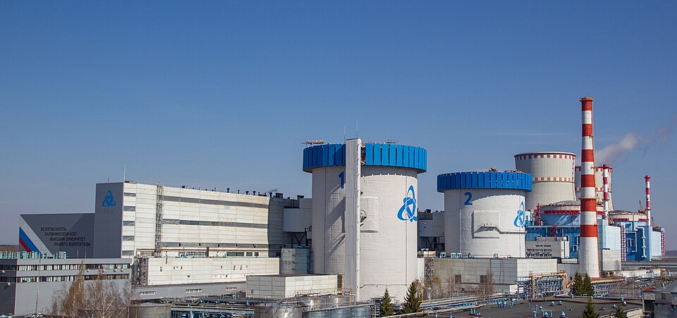 A large white and blue building

AI-generated content may be incorrect.